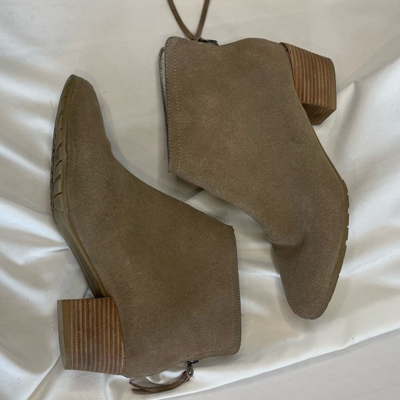 Kenneth Cole Reaction Beige/Tan suede Pilage ankle Booties heel Tassel Zip Sz 7 - Picture 6 of 13